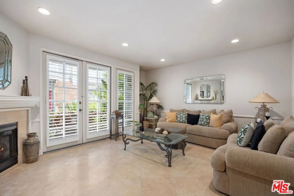 18135 Burbank Boulevard 8, Tarzana, California 91356 home-pic-3